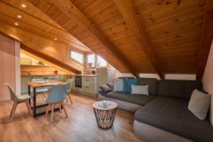 a living room with a couch and a table at Bergliebe Alpspitze in Garmisch-Partenkirchen