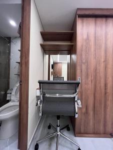 a bathroom with a chair in front of a mirror at El lujo y la comodidad in Zipaquirá +5 photos