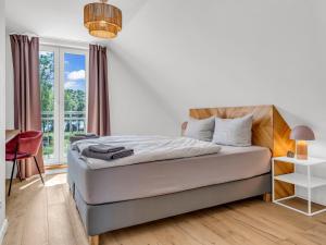 a bedroom with a bed and a window at Haus am Seeufer mit Badestelle in 200m, große Sonnenterrasse, umzäunter Garten, Hunde willkommen in Rheinsberg