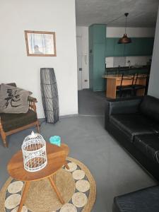 a living room with a black couch and a table at Depto arlegui centro in Viña del Mar