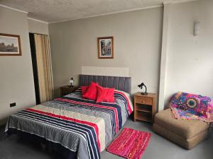 a bedroom with a bed and a chair at Depto arlegui centro in Viña del Mar
