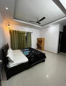 a bedroom with a bed and a ceiling at The Retreat Base in Rājpur