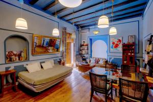 a bedroom with a bed and a table and chairs at DOMUS Amabilis in Sagunto