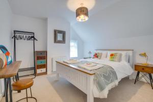 a bedroom with a white bed and a table and chairs at 2 Bed in Bethesda oc-bow234 in Bethesda