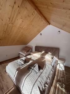 a bedroom with a large bed in a attic at Stodoła Nad Dunajcem in Sromowce Wyżne