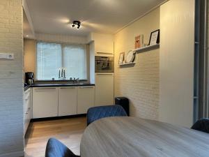 a kitchen with a table and chairs in a room at Vakantiewoning Hornzicht in Anjum +12 photos