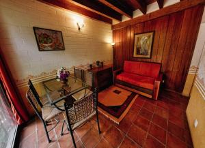 a living room with a red couch and a glass table at Casa navacoyan A in Malinalco