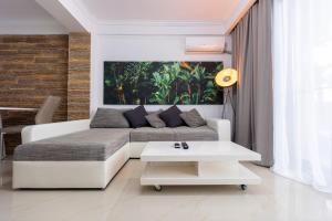 a living room with a couch and a table at White Residence Steaua De Mare in Eforie Nord