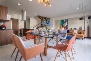a kitchen and dining room with a table and chairs at Exclusive Urban HomeResort in La Cañada