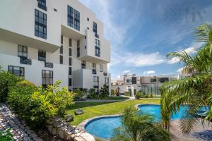 a view of the exterior of a building with a swimming pool at Exclusive Urban HomeResort in La Cañada