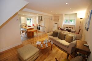 sala de estar y cocina con sofá y mesa en Royal Gardens Apartments, en Stirling