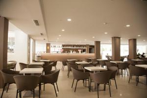 A restaurant or other place to eat at Globales Panamá - Adults Only