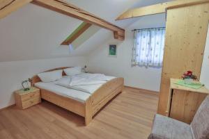 a bedroom with a bed and a wooden floor at Ferienhof Schneiderweg in Laussa