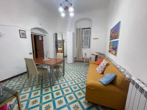 a living room with a couch and a table at Affittacamere l'Acciuga in La Spezia