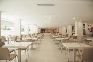 A restaurant or other place to eat at Globales Panamá - Adults Only