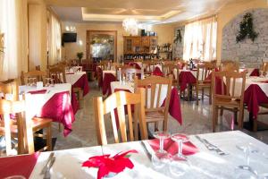 Reštaurácia alebo iné gastronomické zariadenie v ubytovaní Albergo Del Ponte
