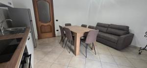 eine Küche mit Tisch, Stühlen und Sofa in der Unterkunft Jo Garden in Ercolano
