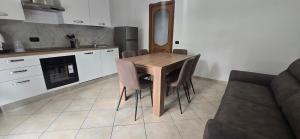 eine Küche mit einem Holztisch und Stühlen in der Unterkunft Jo Garden in Ercolano