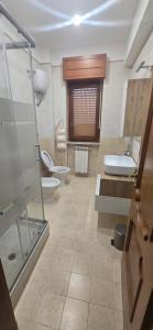 ein Badezimmer mit zwei Toiletten und einem Waschbecken in der Unterkunft Jo Garden in Ercolano