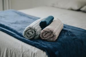 a pair of towels sitting on a bed at casa com piscina in Sinop