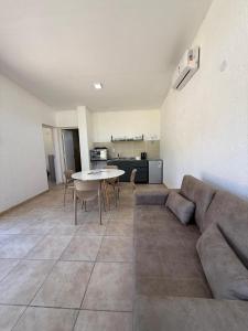a living room with a couch and a table at Estación Destino in El manzano historico