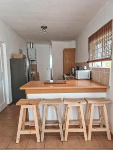 a kitchen with a table and two stools at Dan en Wan in Agulhas