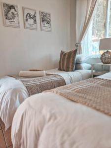 a living room with two beds and a couch at Dan en Wan in Agulhas