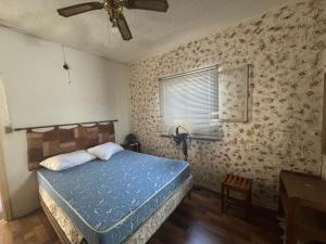 a bedroom with a bed and a ceiling fan at Apartamento Lomas de Solymar in Ciudad de la Costa