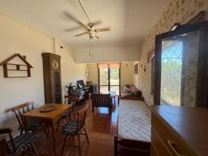 a living room with a table and chairs and a dining room at Apartamento Lomas de Solymar in Ciudad de la Costa