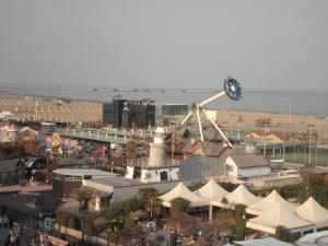 una visión general de un mercado con un reloj en un poste en Hotel Touring, en Sottomarina