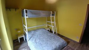 a bedroom with two bunk beds in a room at Ospitalità Adocentyn in Guinadi +4 photos