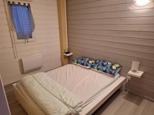 a small room with a bed in a corner at Petite maison calme in Queyrac
