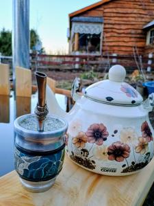 a tea pot sitting on top of a wooden table at Cabaña Rakin Guilliw in Lonquimay