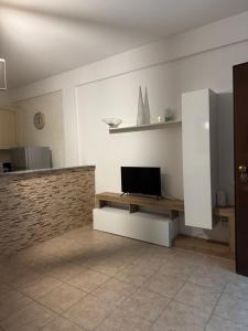 a living room with a television on a table at Civitavecchia Port in Civitavecchia