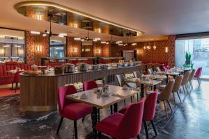 ein Restaurant mit Tischen und Stühlen und einer Bar in der Unterkunft Hotel Real del Rio in Tijuana