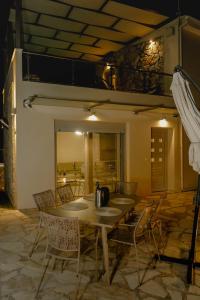 a table and chairs in a room with a table and a bed at Pargamaisonnette in Parga