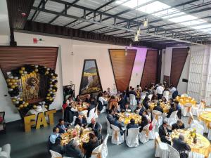 a large group of people sitting at tables in a room at Hotel El Castor in Huaraz