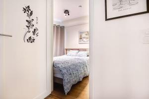 a bedroom with a bed in a room at Apartment in the heart of Bergen in Bergen