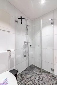 a bathroom with a shower with a glass door at Apartment in the heart of Bergen in Bergen +19 photos