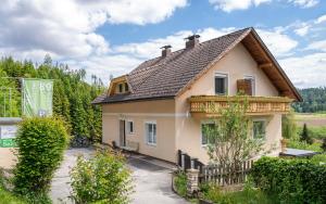 a small house with a fence in front of it at B&B Gösselsdorfer Seeblick in Sittersdorf