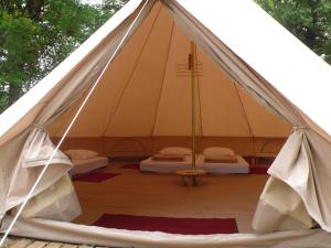 une tente en toile avec 2 lits dans l'établissement Alpagas du Quercy, à Frayssinet