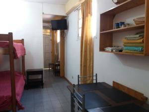 a room with a bed and a table in a room at Departamento céntrico con in Posadas