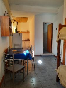 a kitchen with a table and chairs in a room at Departamento céntrico con in Posadas