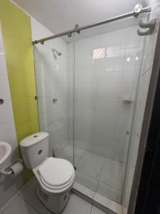 ein Badezimmer mit Toilette und Glasdusche in der Unterkunft HOTEL DASANTO HD in Barranquilla