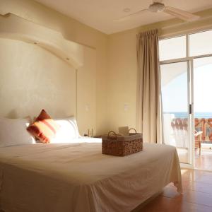 a bedroom with a bed with a basket on it at Hotel Estrella de Mar in Zipolite