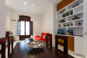 ein Esszimmer und ein Wohnzimmer mit einem Tisch und Stühlen in der Unterkunft Casa ALEGRIA by Cadiz4Rentals in Cádiz