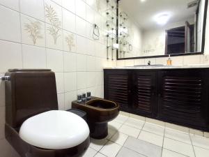 a bathroom with a toilet and a sink at Green Park Urbarí in Santa Cruz de la Sierra +24 photos