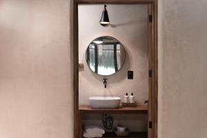 a bathroom with a sink and a mirror at Hábitat Nandá in La Manzanilla