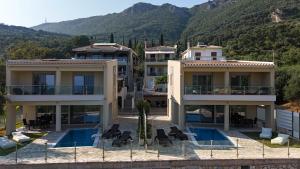a villa with a view of the mountains at Pargamaisonnette in Parga