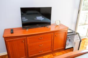 TV a/nebo společenská místnost v ubytování Room and Apartment Perlica